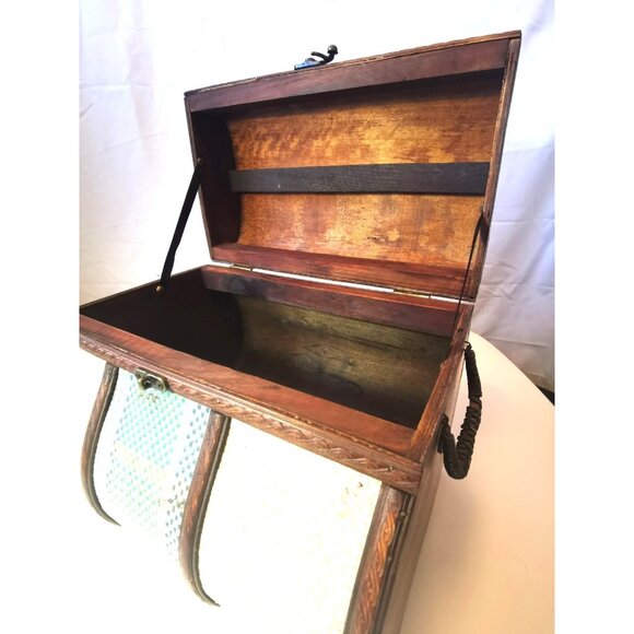Storage Chest / Display Chest Vintage Wicker Clasp Closure - Picture 7 of 13